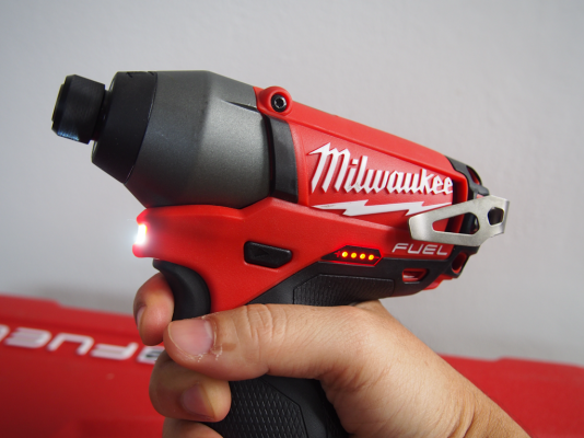 ชุดสว่านไร้สายมอเตอร์ไร้แปรงถ่านตัวเล็ก 12V Milwaukee 2597-22 มีสว่านกระแทกและสว่านไขควง ชุดสว่านไร้สายมอเตอร์ไร้แปรงถ่านตัวเล็ก 12V Milwaukee 2597-22 มีสว่านกระแทกและสว่านไขควง