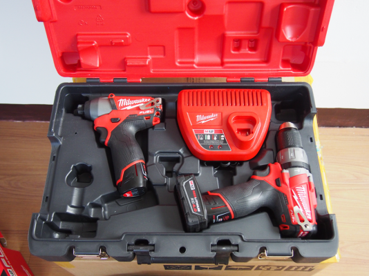 ชุดสว่านไร้สายมอเตอร์ไร้แปรงถ่านตัวเล็ก 12V Milwaukee 2597-22 มีสว่านกระแทกและสว่านไขควง ชุดสว่านไร้สายมอเตอร์ไร้แปรงถ่านตัวเล็ก 12V Milwaukee 2597-22 มีสว่านกระแทกและสว่านไขควง