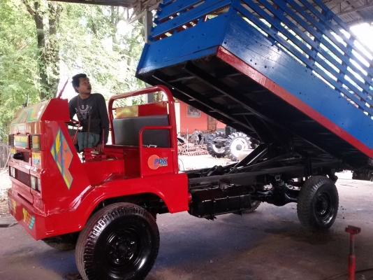 ขายรถอีแต๋น  เครื่องสี่สูบ ดั้ม มีเกียร์กลาง เพลารอยคัดชีหน้า5 สวยๆเดิมๆ พร้อมไช้งาน  ขายใน  ราคา195000บาท รถอยู่วังบัว คลองขลุง กำแพงเพชร    สนใจสอบุถามได้ที่081 3655997 อำพร  พาเจริญ  ราคาต่อรองได้อีกนะครับ