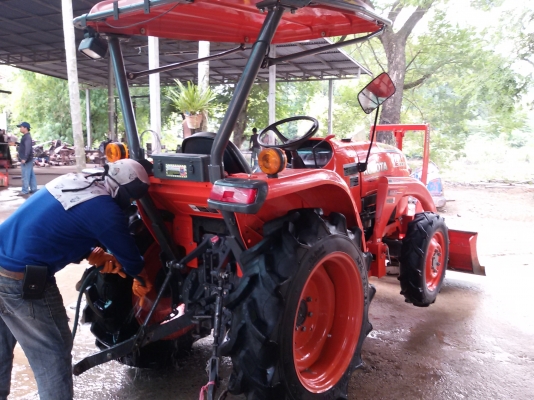 รถไถคูโบต้าL3008 มีไบมีดตราช้าง1อันเดิมๆ พร้อมไช้งาน มีทะเบียน ไมร์600ช.ม.  ขายใน  ราคา278000บาท รถอยู่วังบัว คลองขลุง กำแพงเพชร    สนใจสอบุถามได้ที่081 3655997 อำพร  พาเจริญ  ราคาต่อรองได้อีกนะครับ