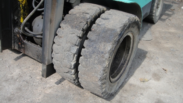 โฟคลิฟท์ TOYOTA 4.5ตัน ล้อคู่ เครื่องดีเฃล งาสไลท์ฃ้าย-ขวา สภาพดี ราคาถูก