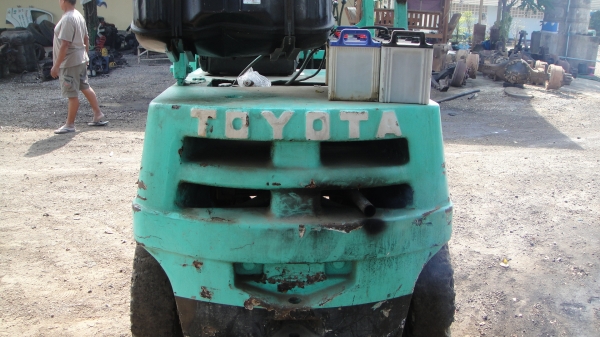 โฟคลิฟท์ TOYOTA 4.5ตัน ล้อคู่ เครื่องดีเฃล งาสไลท์ฃ้าย-ขวา สภาพดี ราคาถูก