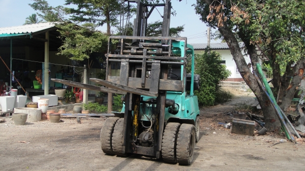 โฟคลิฟท์ TOYOTA 4.5ตัน ล้อคู่ เครื่องดีเฃล งาสไลท์ฃ้าย-ขวา สภาพดี ราคาถูก