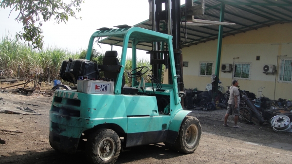 โฟคลิฟท์ TOYOTA 4.5ตัน ล้อคู่ เครื่องดีเฃล งาสไลท์ฃ้าย-ขวา สภาพดี ราคาถูก