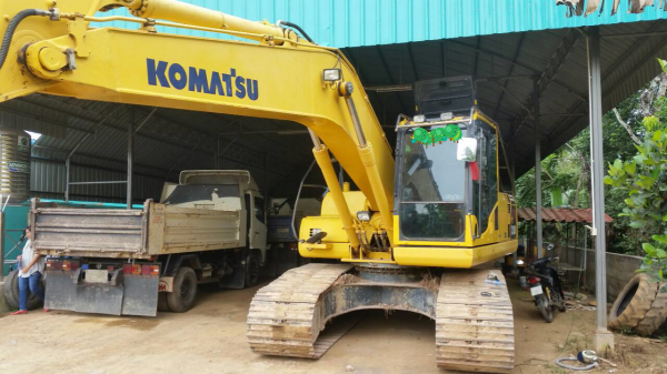 ขายรถแบคโฮ KOMATSU PC200-8 เอกสารเล่มทะเบียน 3426 ชม.ราคา 2750000