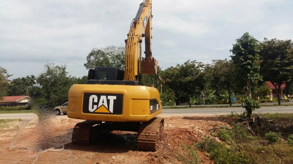 รถแบคโฮ  CAT  320D  ( รถทำงาน  8,xxx  กว่า ชม. )   สนใจติดต่อ  081 - 6079515
