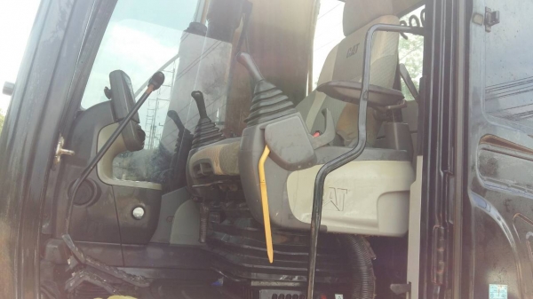 รถแบคโฮ  CAT  320D  ( รถทำงาน  8,xxx  กว่า ชม. )   สนใจติดต่อ  081 - 6079515