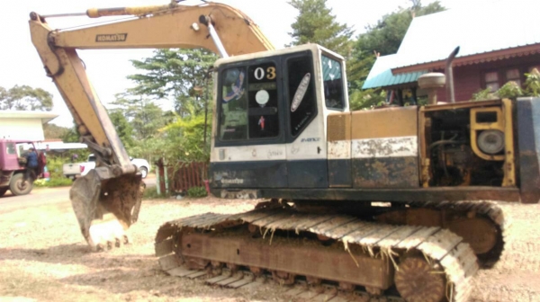 ขายแม็กโคร KOMATSU PC200-5สภาพพร้อมใช้งาน เครื่องปั้มดี รถใช้งานทุกวัน ไฟฟ้าตัดตัวเดินกลีบ เอกสารสัญญาซื้อขาย