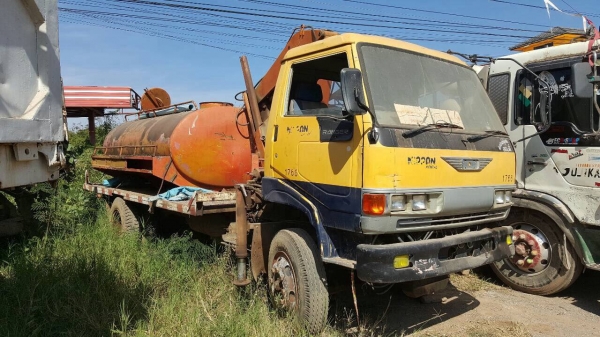 ขาย 6 ล้อ ติดเครน 2 ตัน พร้อมถังน้ำ 5,000 ลิตร เครื่อง HO7C 180 แรงม้า สโลว์อินเตอร์ คัสซีสวยตลอดเส้น ทะเบียนพร้อมโอน