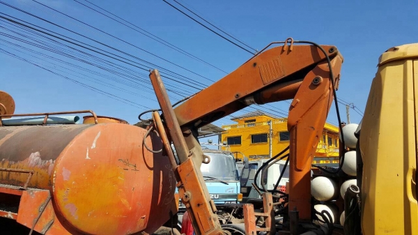 ขาย 6 ล้อ ติดเครน 2 ตัน พร้อมถังน้ำ 5,000 ลิตร เครื่อง HO7C 180 แรงม้า สโลว์อินเตอร์ คัสซีสวยตลอดเส้น ทะเบียนพร้อมโอน