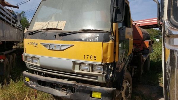 ขาย 6 ล้อ ติดเครน 2 ตัน พร้อมถังน้ำ 5,000 ลิตร เครื่อง HO7C 180 แรงม้า สโลว์อินเตอร์ คัสซีสวยตลอดเส้น ทะเบียนพร้อมโอน