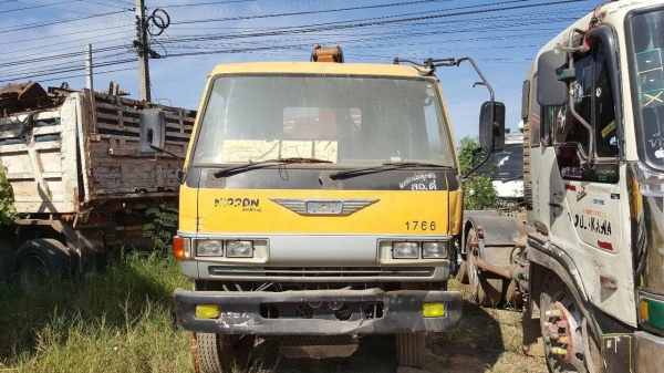 ขาย 6 ล้อ ติดเครน 2 ตัน พร้อมถังน้ำ 5,000 ลิตร เครื่อง HO7C 180 แรงม้า สโลว์อินเตอร์ คัสซีสวยตลอดเส้น ทะเบียนพร้อมโอน