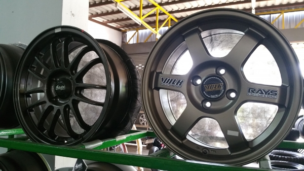 แม็ก พร้อมยางใหม่ ขอบ 15 ครับ