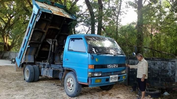 ขายรถดั้มพ์  izusu เครื่อง 6bg1 185 แรง เอกสารพร้อมโอน