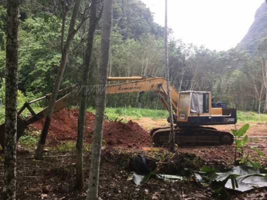 รถแบคโฮ ยี่ห้อ KOMATSU รุ่น PC200 รุ่น-3