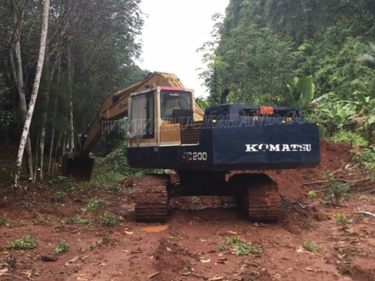 รถแบคโฮ ยี่ห้อ KOMATSU รุ่น PC200 รุ่น-3