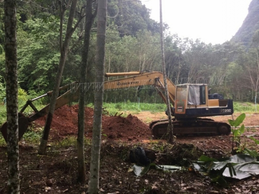 รถแบคโฮ ยี่ห้อ KOMATSU รุ่น PC200 รุ่น-3