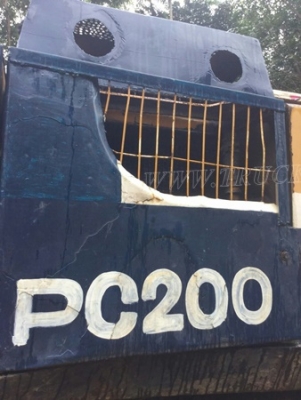 รถแบคโฮ ยี่ห้อ KOMATSU รุ่น PC200 รุ่น-3