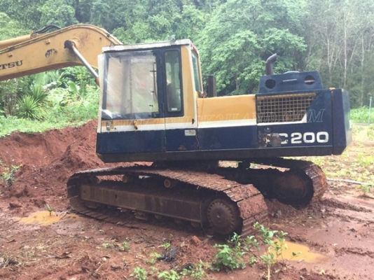 รถแบคโฮ ยี่ห้อ KOMATSU รุ่น PC200 รุ่น-3