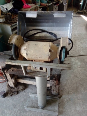 หินเจียรพร้อมแท่นฝาคลอบ หินเจียรพร้อมแท่นฝาคลอบ