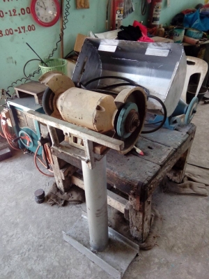 หินเจียรพร้อมแท่นฝาคลอบ