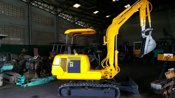 ขาย รถขุด KOMATSU รุ่น PC25-1E- มือสองญี่ปุ่น แทร็กยางใหม่ สลักแน่น ทั้งคัน มีไลน์กระแทก สวยพร้อมใช้งาน มือถือ/LINE ID : 0818753444