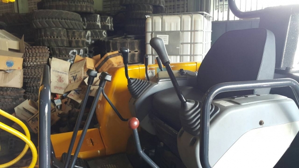 ขาย รถขุด KOMATSU รุ่น PC25-1E- มือสองญี่ปุ่น แทร็กยางใหม่ สลักแน่น ทั้งคัน มีไลน์กระแทก สวยพร้อมใช้งาน มือถือ/LINE ID : 0818753444