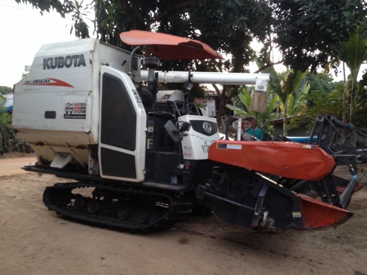 รถเกี่ยวข้าว95แรง รถเกี่ยวข้าว95แรง