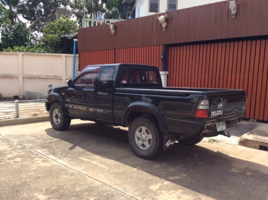 ขายอีซูสุโรดิโอครับ เครื่องแน่น เกียร์แน่น วิ่ง 220000 สีต้องทำถึงสวยเก็บรายละเอียดเองครับ