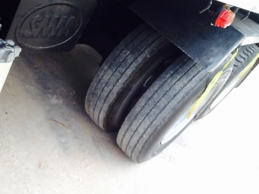 ขาย Hino  Mega. 320 .  ปี49ครับหัวเดิมสีไม่ได้เก็บ  ยาง80\%พร้อมใช้งานราคาต่อลองที่รถครับ