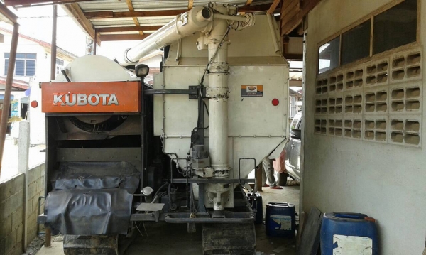 ขายรถเกี่ยวข้าว KUBOTA DC-95GM ปี 54 อุ้ม 1.5 ตัน พร้อมเทนเลอร์ลาก ราคาคุยกันได้ครับ