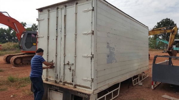 ขาย ตู้แห้ง 4 บาน ยาว 5.50 เมตร สภาพสวยพร้อมใช้ ราคาต่อรองได้ครับ