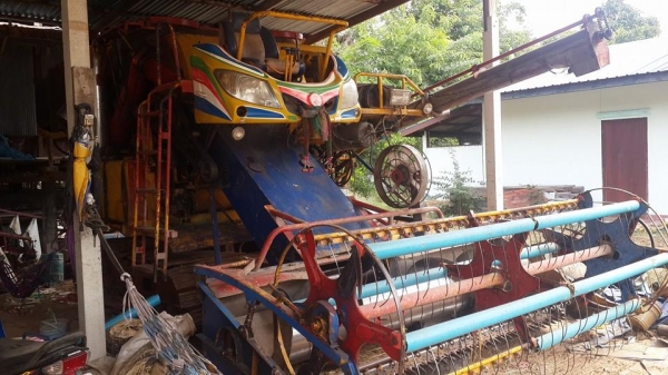 ขายรถเกี่ยวข้าว เกษตรพัฒนา รุ่นปลดหนี้ เครื่อง195เทอร์โบว์ ช่วงล่างตัวเดิน10 ปี๊ม22 สภาพเกี่ยวปกติ