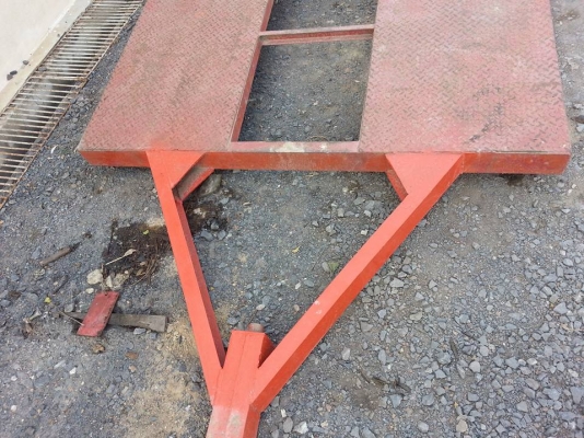 เทเลอร์บรรทุก..ยาว 4.9 เมตร กว้าง 1.70 เมตรไม่รวมล้อ พร้อมบันใดขึ้นลง