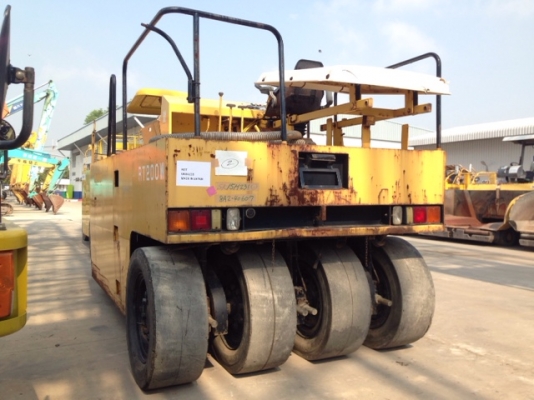 รถบด 7 ล้อยาง Sakai RT200W (8.5 ตัน) 1990ชม. สนใจโทร. 080-6565422 (หนิง)