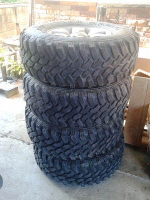 ขายล้อแม็กวีโก้พร้อมยาง Mud 31x10.5x15 ขาย 10000 บาท ติดต่อ 088-2885153