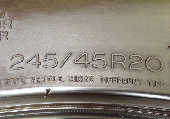 ยาง Michelin 245 45 20 ปลายปี12 สภาพดี ดอกเต็ม ไม่มีปะ ราคาไม่แพง ยาง Michelin 245 45 20 ปลายปี12 สภาพดี ดอกเต็ม ไม่มีปะ ราคาไม่แพง