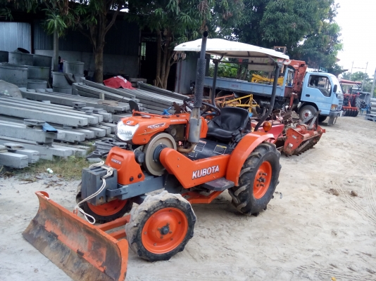 รถไถคูโบต้า KRT 14 แรงม้า พร้อมดันหน้า พาน 3 ล้อเหล็กกันจม ใช้งานเพียง 946 ชม.เล่มทะเบียนพร้อม ราคาสุดคุ้ม สุดประหยัด มีที่นี่ที่เดียว