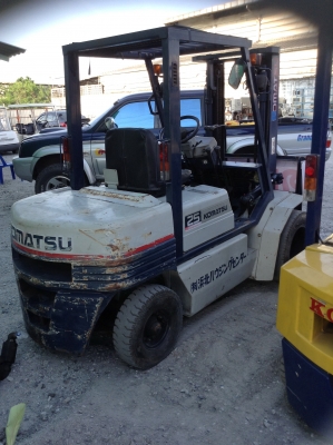 +++ ขายโฟล์คลิฟท์  KOMATSU FG25-11  ขนาด  2.5  ตัน  (รถนอก  สภาพ 90\%  7000 กว่า  ชม.)  เครื่องยนต์เบนซิน  เสา  3  เมตร  เกียร์ธรรมดา  ล้อหน้าคู่  ยางตัน
