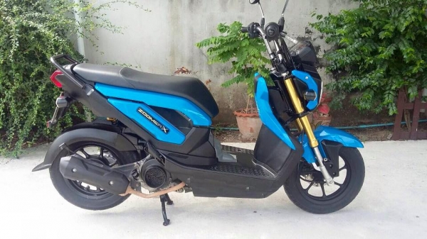 ขาย Honda zoomer x ปี57 หัวฉีด ล้อแม็กแท้ ตัวใหม่ ไมล์แดง ชุดสีเดิมสีน้ำเงินตรงตามเล่ม เครื่องกริบ เฟืองท้ายไม่มีหอน น้ำมันเครื่องเปลี่ยนมาใหม่ เอาไปขี่ได้เลย เสียตังเติมน้ำมันอย่างเดียวครับ เอกสารพร้อมโอนทะเบียนครบ มาดูรถได้ที่ดอนเมือง กรุงเทพ ราคา 31500