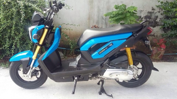 ขาย Honda zoomer x ปี57 หัวฉีด ล้อแม็กแท้ ตัวใหม่ ไมล์แดง ชุดสีเดิมสีน้ำเงินตรงตามเล่ม เครื่องกริบ เฟืองท้ายไม่มีหอน น้ำมันเครื่องเปลี่ยนมาใหม่ เอาไปขี่ได้เลย เสียตังเติมน้ำมันอย่างเดียวครับ เอกสารพร้อมโอนทะเบียนครบ มาดูรถได้ที่ดอนเมือง กรุงเทพ ราคา 31500