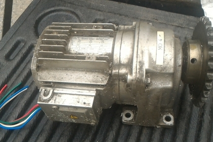 มอเตอร์เกียร์ทด FUJI ขนาด 200 W. ทดแล้วหมุนที่ 60 รอบต่อนาที แรงบิดเยอะต่อใช้ไฟบ้าน 220 V.ได้