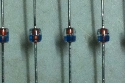 ไดโอด การทำงานเปลี่ยนกระแสสลับเป็นกระแสตรง ของใหม่ในแพ็คมีสองกล่อง นำไปใช้งานได้เลยทั่วไป  มีสองแบบ ตามภาพที่ถ่ายให้