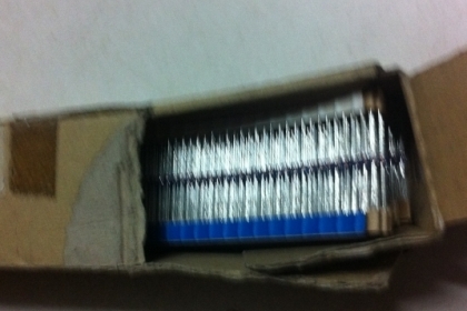 ไดโอด การทำงานเปลี่ยนกระแสสลับเป็นกระแสตรง ของใหม่ในแพ็คมีสองกล่อง นำไปใช้งานได้เลยทั่วไป  มีสองแบบ ตามภาพที่ถ่ายให้