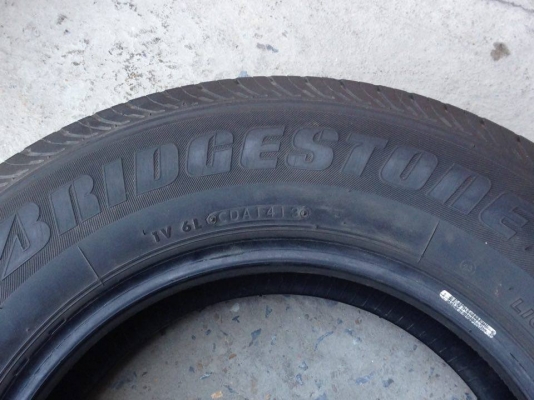 ยาง Bridgstone 205-70-15 ปี 13 2 เส้น 2200 สภาพสวยๆไม่บวมดอกยางเหลือเยอะวิ่งใด้อีกนานค่ะ