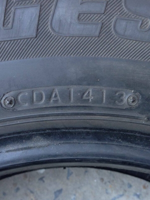 ยาง Bridgstone 205-70-15 ปี 13 2 เส้น 2200 สภาพสวยๆไม่บวมดอกยางเหลือเยอะวิ่งใด้อีกนานค่ะ