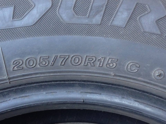 ยาง Bridgstone 205-70-15 ปี 13 2 เส้น 2200 สภาพสวยๆไม่บวมดอกยางเหลือเยอะวิ่งใด้อีกนานค่ะ