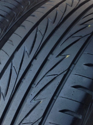 ยาง Bridgstone 185-55-15 ปี 12 2 เส้น 1500 สภาพสวยๆไม่มีปะไม่บวมดอกยางเหลือเยอะวิ่งใด้อีกนานค่ะ