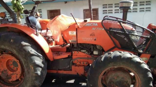 ขายรถไถ KUBOTA M7040 ใบมีดดันหน้า 6 จาน เอกสารเล่มทะเบียน ราคา 420000