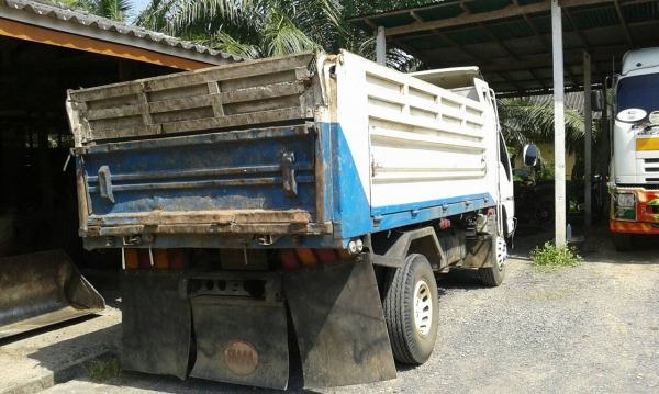 ขายรถบรรทุก 6 ล้อดัมพ์ ISUZU NQR 175 แรงม้าปี 2549 ราคา 650000